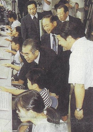 ８月２８日の歴史 <br />小渕首相が山田村を視察　１９９９年