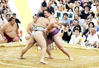 朝乃山、北勝富士寄り切る　大相撲富山場所