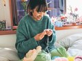 編み物、若者に人気　時間を忘れて没頭、ＳＮＳで話題に