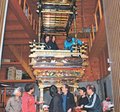 南砺・城端の東下町曳山、輝き取り戻す　「勾欄」修復が完了