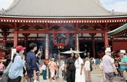　浅草寺の本堂前＝東京都台東区