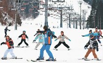 足はハの字だよ　県内小学校、スキー学習ピーク