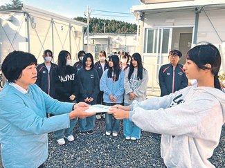 能登の仮設住宅で被災者支援学ぶ　富山・八尾高生、募金も贈る