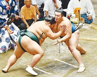 朝乃山、激しい押しに足出ず