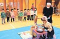 かけ声元気「ぺったんこ」　小矢部の園児、餅米生産者と交流