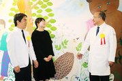 ホスピタルアートの完成を祝う林院長（右）と作者の細井さん（右から２人目）ら＝富山大付属病院