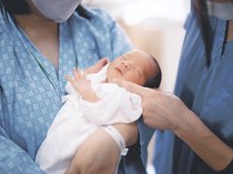 ＜解説＞子育てに希望持てる社会を　出生数過去最少