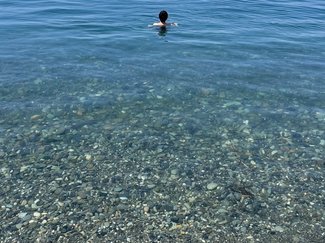 美しの朝日ヒスイ海岸、水着姿で記者が魅力を再発見、タラ汁・メガ盛りグルメも