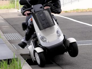 シルバーカーや電動車いすの事故に注意　敬老の日に考える「シニアの安全な外出」