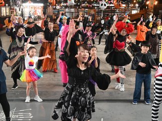 ゾンビダンスで氷見を元気に　 復興支援ハロウィーンイベントに仮装６０人、募金箱も