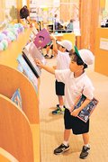 お気に入りの本あった！　小矢部市内の小学１年生が図書館探検