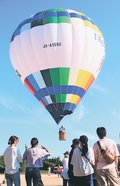 熱気球ゆったり、空の旅　滑川で親子ら乗船体験
