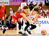 富山-A東京 第4クオーター、相手選手のボールに手を伸ばす上田