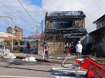 射水市で住宅火災（１５日）