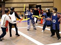 チャンバラで激しく攻防　小矢部・８１人が甲冑姿で打ち合う