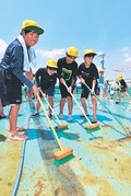 早く水入れて泳ぎたい　富山・奥田北小で児童がプール清掃