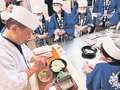 新湊の鮮魚で「すし塾」　京都の児童ら握り体験、射水の職人・竹内さん講師