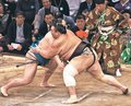 一気の寄りで朝乃山連勝　大相撲九州場所４日目