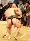 朝乃山初黒星 引き技に不覚　大相撲九州場所１１日目