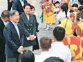 両陛下、モンゴルで子どもたちと交流　伝統楽器演奏に拍手