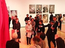 革新デザインに感嘆「石岡瑛子Ｉ（アイ）デザイン」　県美術館（富山）で開会式と内覧会開催