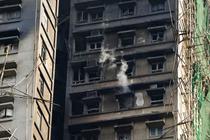 香港火災、黒い袋を次々に搬出