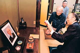 過酷な旧満州体験、本に　南砺で著者の向井さん、証言者の仏前に出版報告