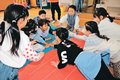 ジャンボかるた、元気に「はい！」　富山・蜷川児童館で大会