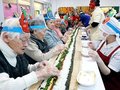 長～い恵方巻きで幸運願う　富山老人保健施設でイベント