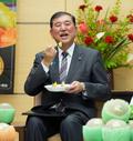 石破首相、茨城産メロンを試食