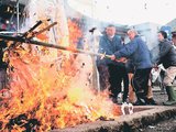 御幣を燃やし無火災を願う住民＝愛宕社