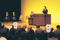 桜井氏に６選出馬要請　小矢部市長選巡り後援会