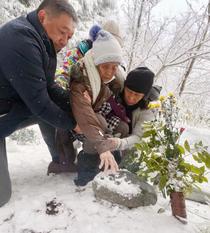 フィリピン残留日系女性が墓参り