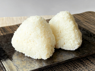 新米と天然塩でつくる、極上塩むすび【休日のレシピ(115)】