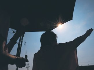 ＜現代写会　猛暑×参院選＞<br />炎天下の訴え、日傘欠かせず