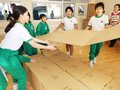 段ボールベッドの組み立て体験 砺波・庄南小少年消防クラブが防災研修