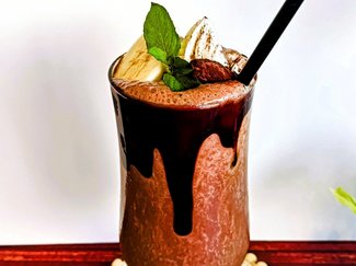 まるでスタバのフラペチーノ!? 栄養バッチリの低糖質チョコバナナシェイク【休日のレシピ✨100✨】