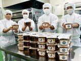 完成した「福ふく味噌」を手にする生徒＝南砺福野高校
