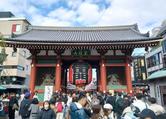 　にぎわう浅草寺の雷門＝東京都台東区