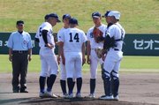 富山第一-富山北部 6回裏、2死一、三塁のピンチにマウンドに集まる富山北部ナイン=県営富山
