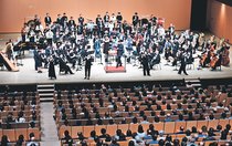 佐渡さんの指揮で会場一体　氷見・８００人がハーモニーに酔う