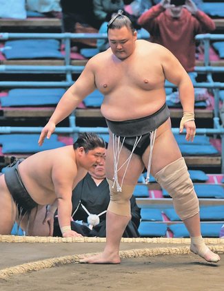 朝乃山、貫禄勝ち　勝ち越しまであと「１」