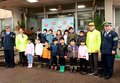 無事故願い小矢部警察署にジャンボ門松贈る　地元園児ら特製パネルに夢や目標