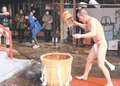 冷水かぶり復興祈願　氷見・宝徳寺で寒中水行