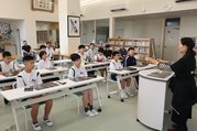 劇団の関係者（右）からＳＣＯＴの歴史などを学ぶ生徒