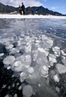 凍った糠平湖に天然の水玉模様