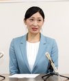 敗戦を受け、支持者の前で思いを語る染谷氏＝２０日午後１０時ごろ、富山市下冨居の事務所