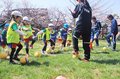 芝生の園庭「気持ちいい」　富山・まどか幼稚園でサッカーフェス