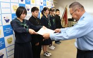 豊田署長から署長感謝状を受け取る片山さん（左）＝高岡署