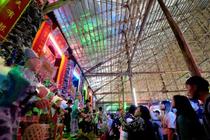 香港巨大竹祭壇、火災悼む